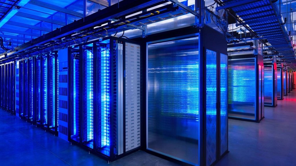 AI 代理資安：現代機房成排藍光伺服器機櫃